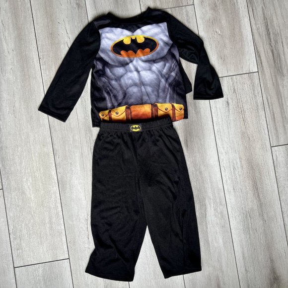 Boys Batman pajama with removable cape! SIZE 2T - Picture 1 of 3